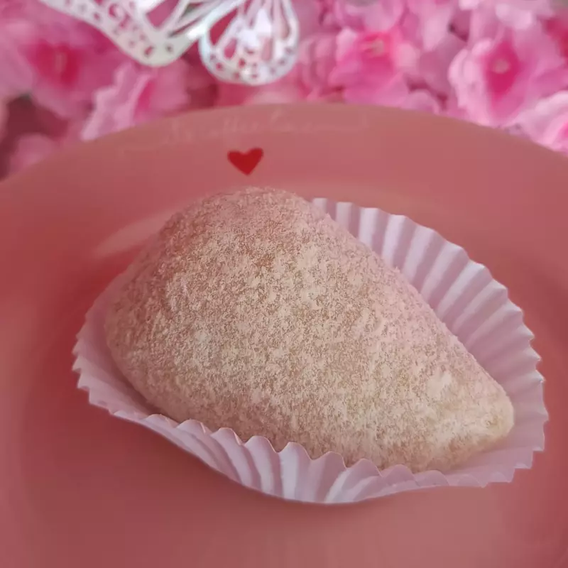 Coxinha de morango ( Ninho)