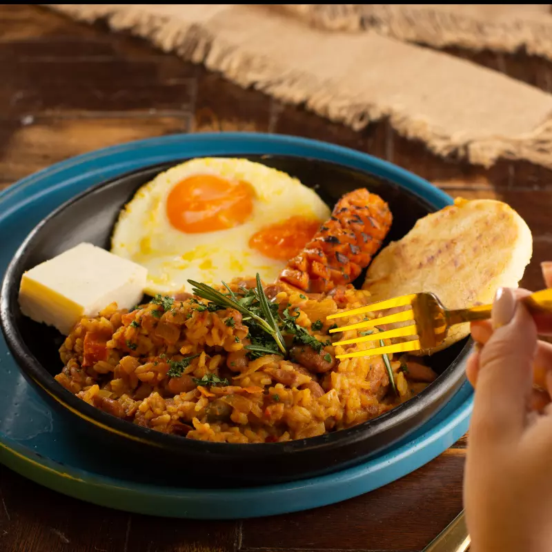 Calentado huilense con bebida