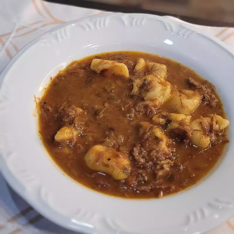 Goulasch com capeletti