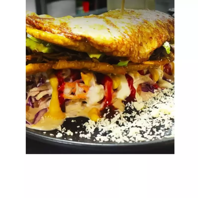 Patacón de carne mechada