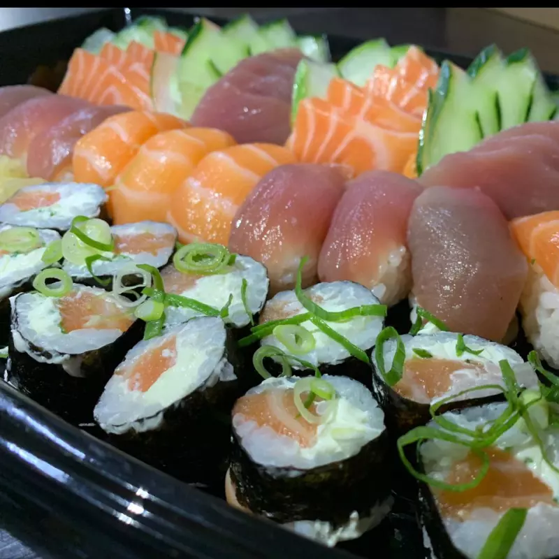 combinado com 45 peças salmão e atum