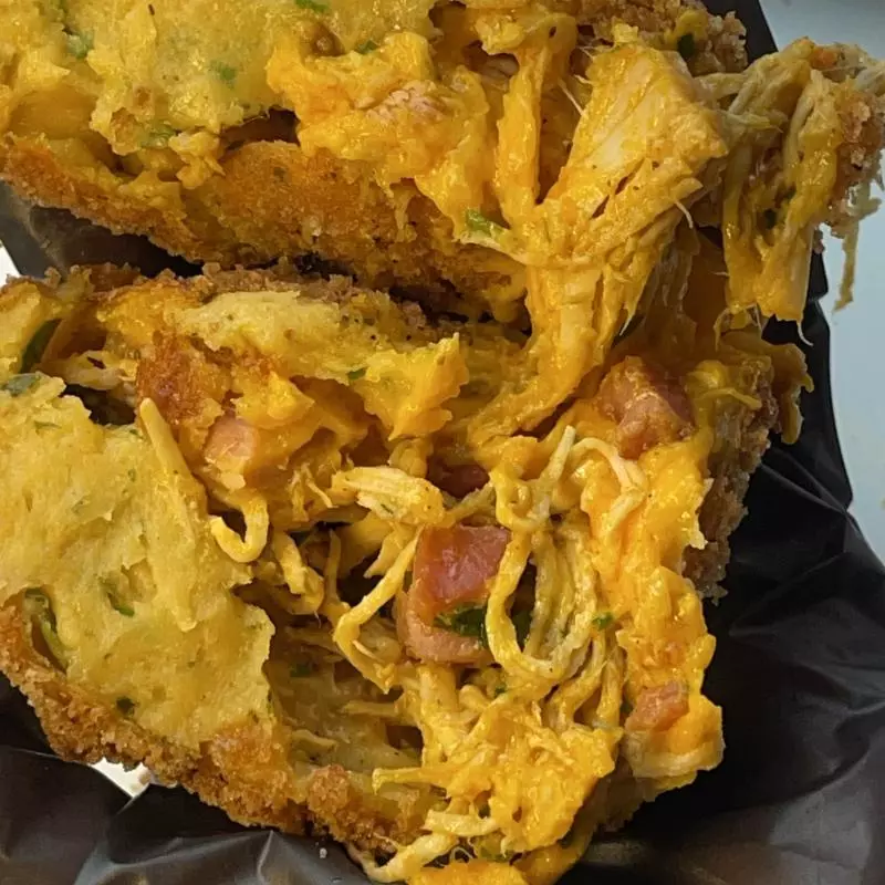 Coxinha frango c cheddar