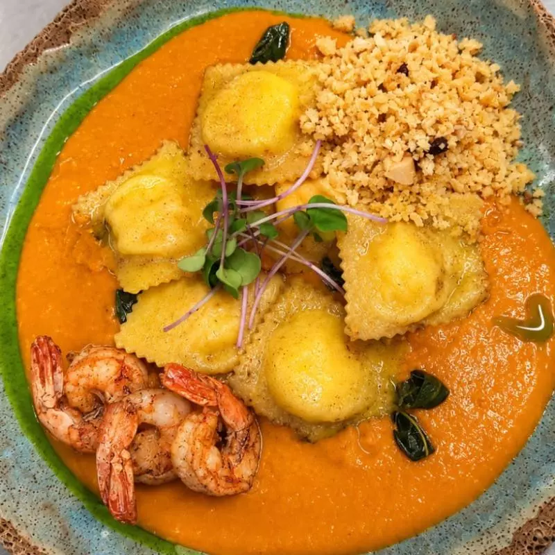 RAVIOLI DE CAMARÃO E ROMESCO