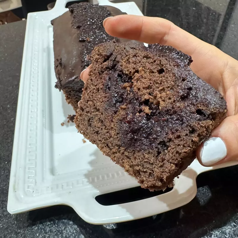 bolo black trufado frutas vermelhas