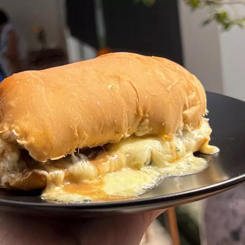 Sanduíche de carne com gorgonzola