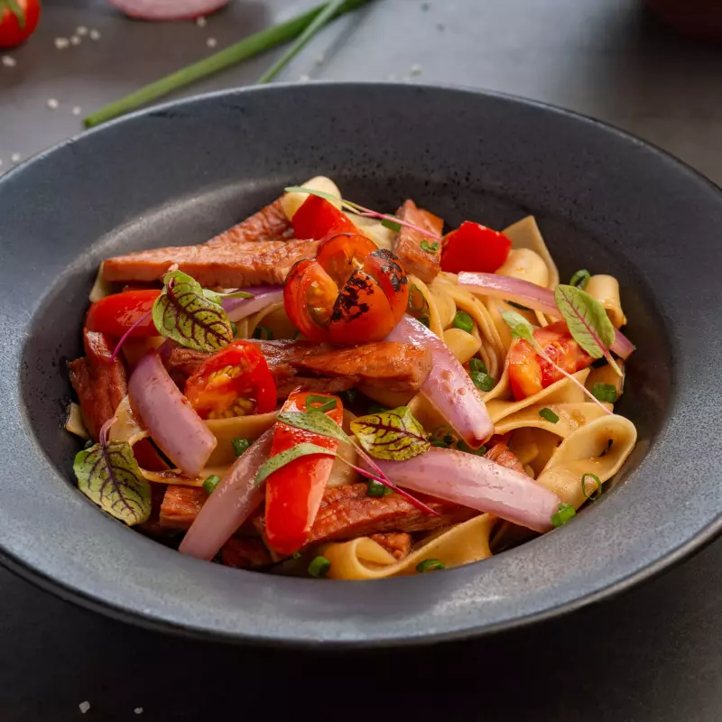 Fetuccini con cecina saltada