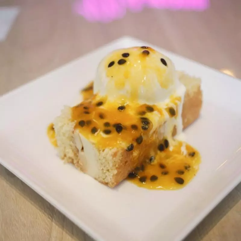 Bolo gelado branco c/ calda maracuj