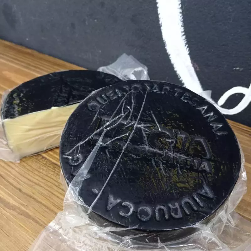 Queijo parmesão artesanal capa preta