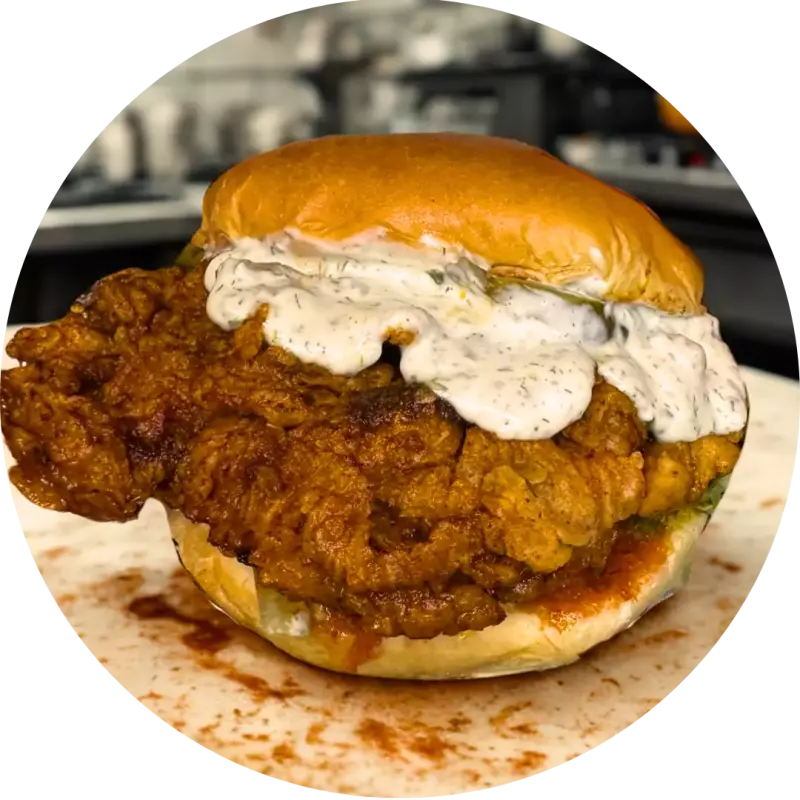 BURGER FRANGO NASHVILLE + BATATA