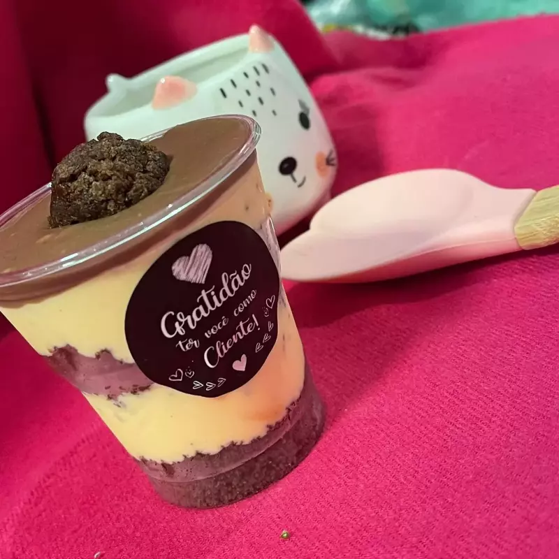 Mousse maracujá com bolo