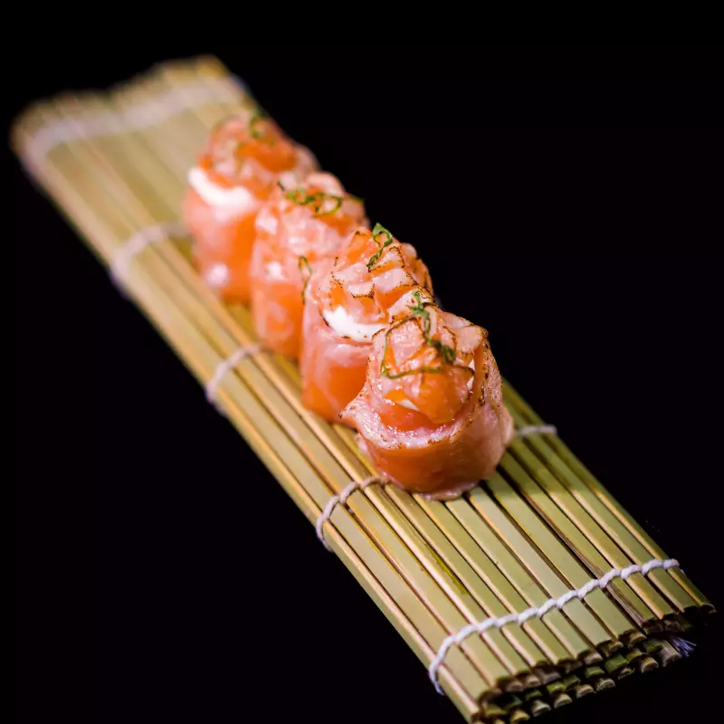 4x GUNKAN salmão flambado