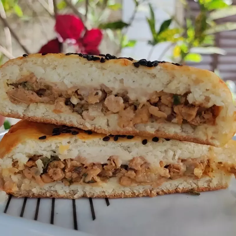 Esfiha grande de PTS com catupiry