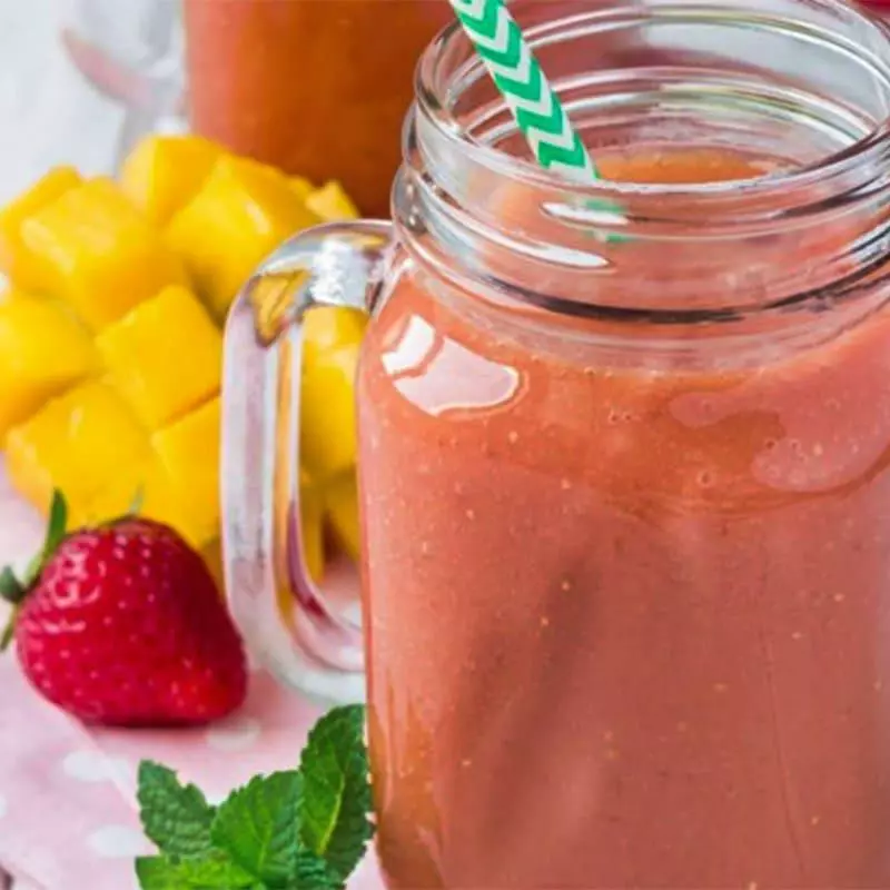 AGUA DE MANGO CON FRESA