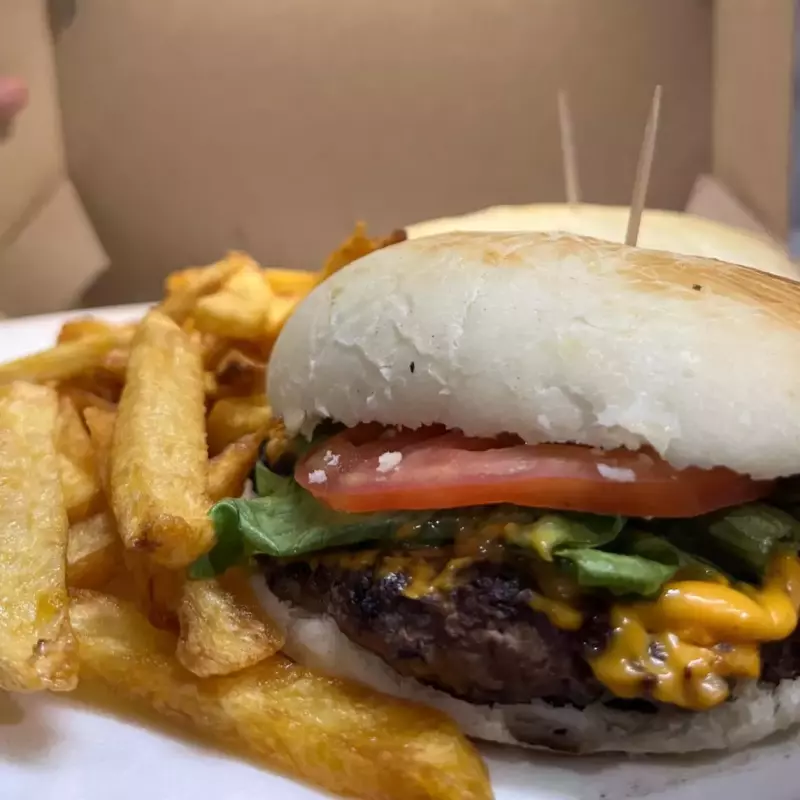 2 Burgers clasicas con papas