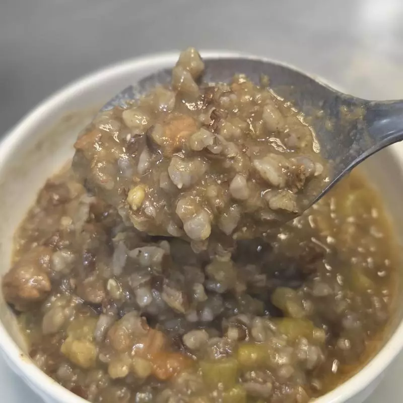 Risoto de arroz vermelho com carne