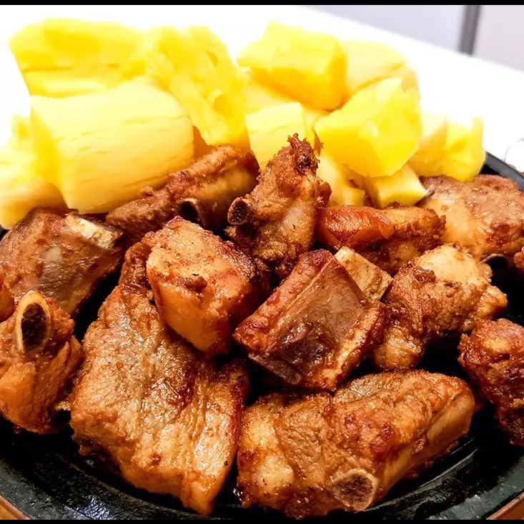 Costelinha de porco c/ mandioca