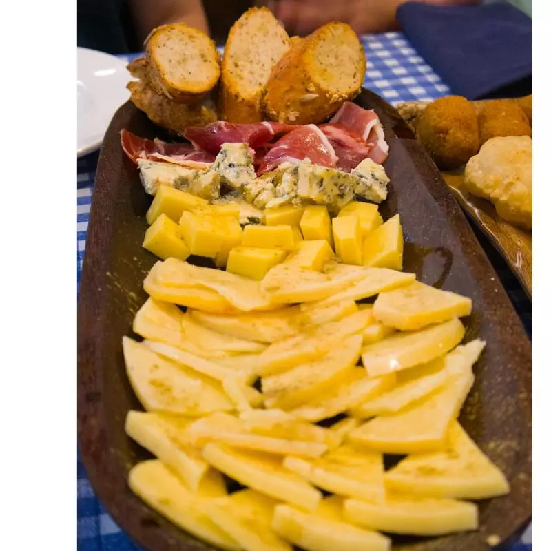 Tabla de quesos y jamón serrano