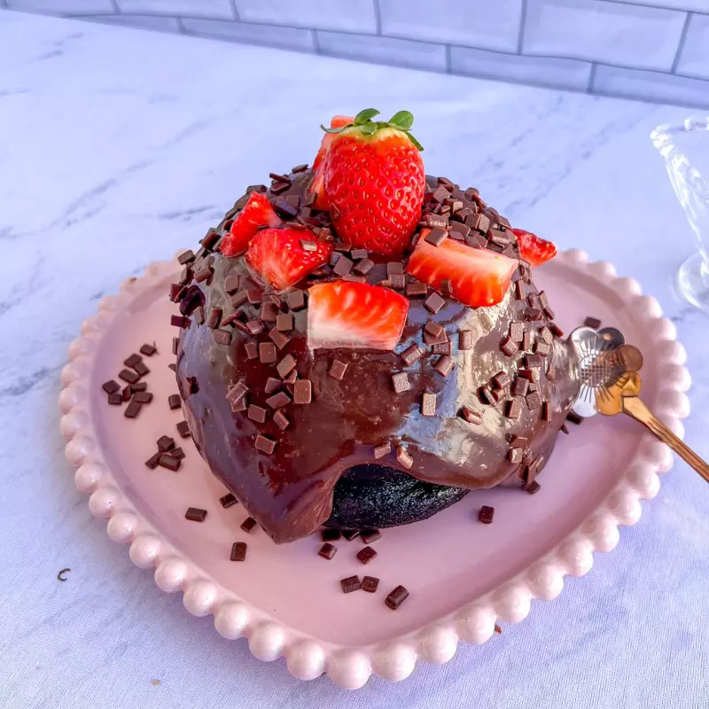 Brigadeiro tradicional e morangos