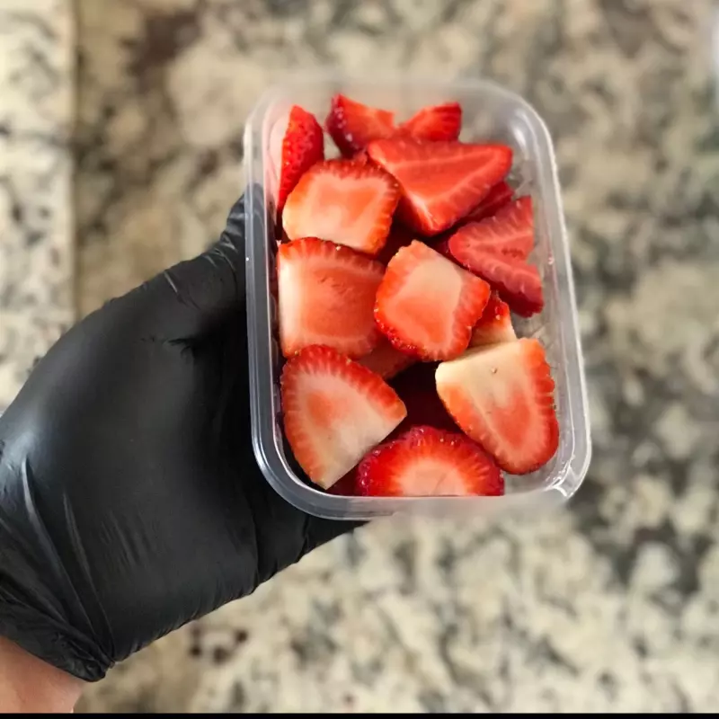 Morangos higienizados e picado