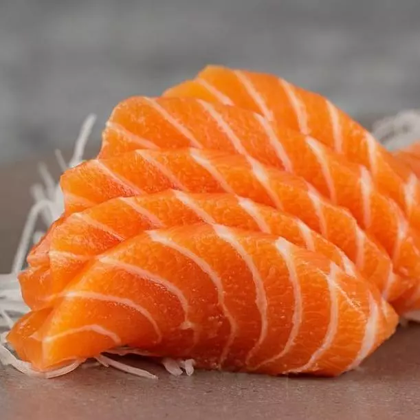 SASHIMI DE SALMÃO         5UND.