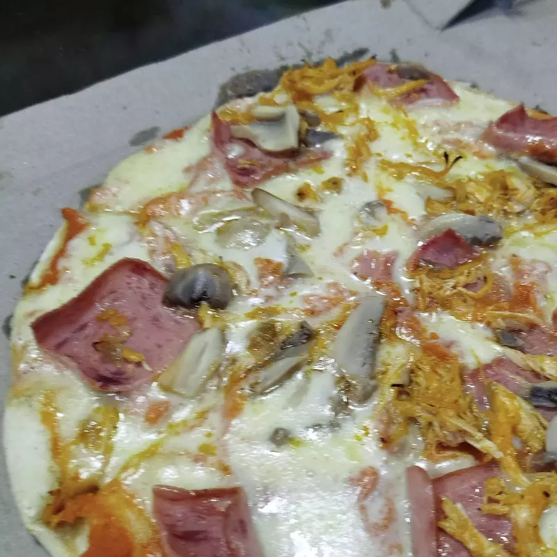 Jamón, pollo y champiñones.