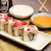 35.1 STRAWBERRY MAKI 6 PIEZAS MEDIA ORDEN