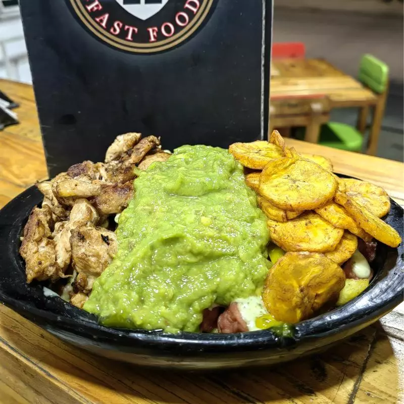 Salchi proteina -guacamole-maduro