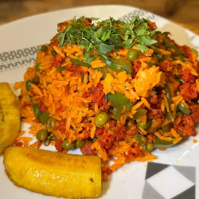 ARROZ CON LONGANIZA MADURO Y BEBIDA
