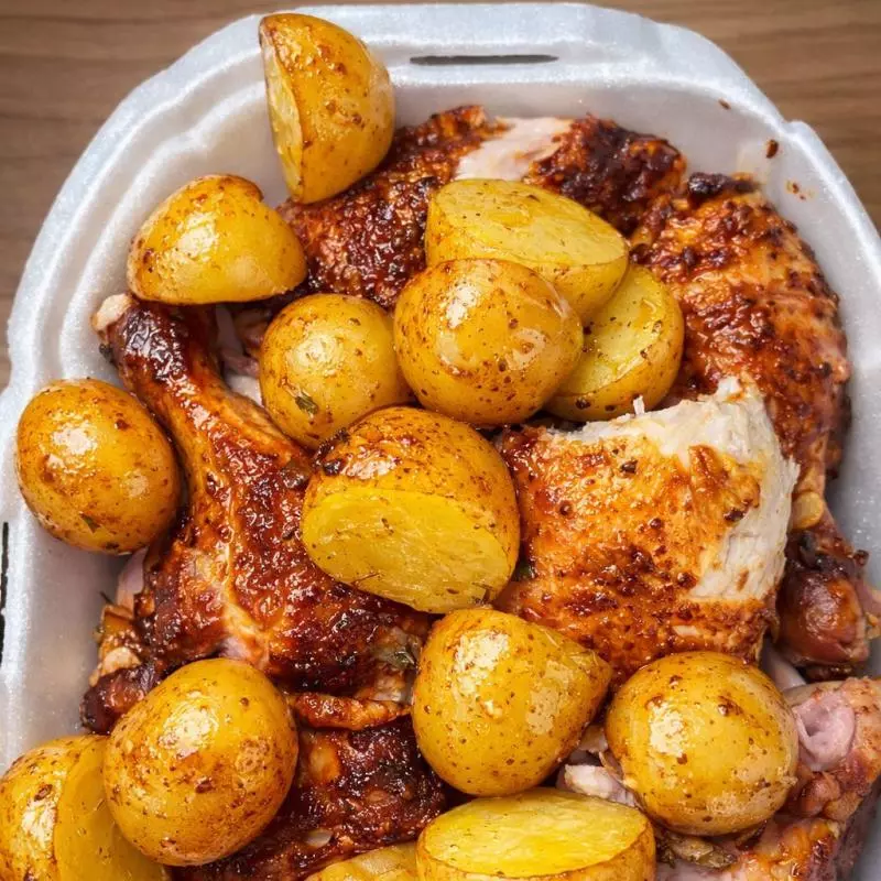 Frango assado com batatas e farofa