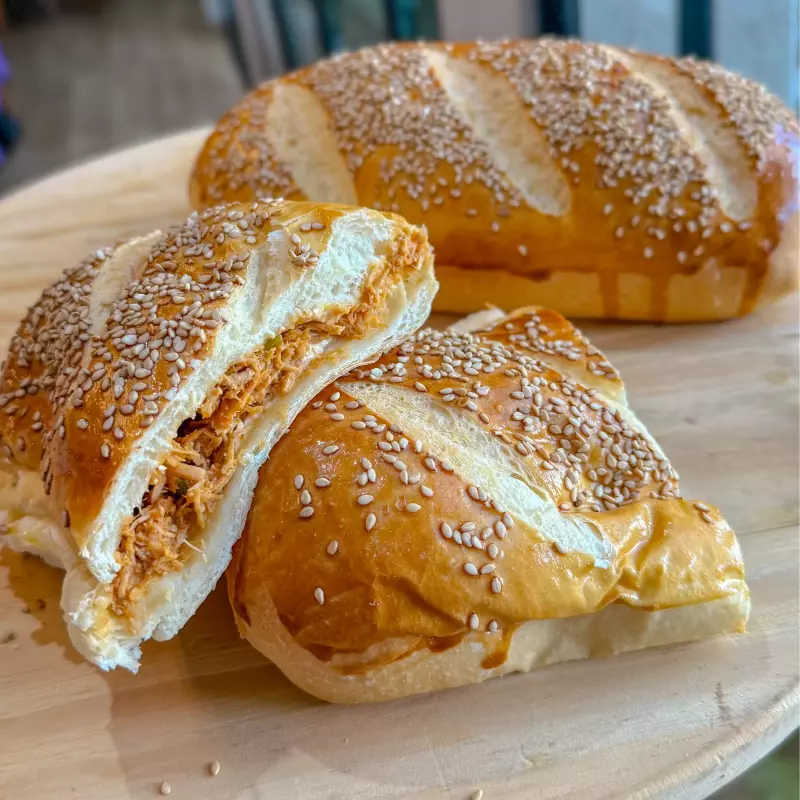 Pão recheado frango com requeijão