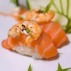 Niguiri salmão com camarão
