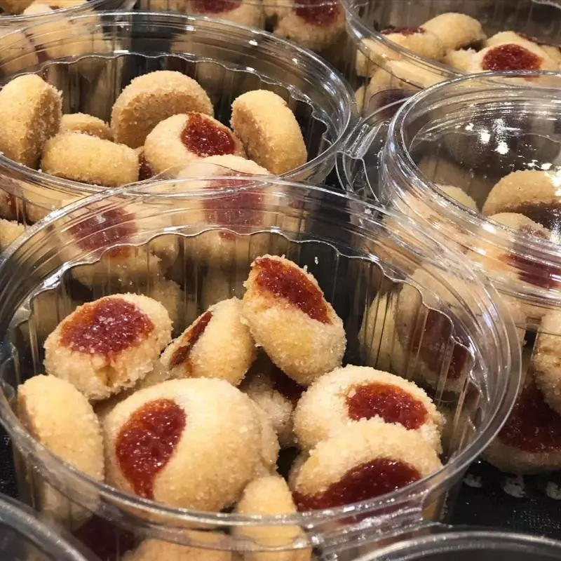 Petit Four açucarado com goiabada