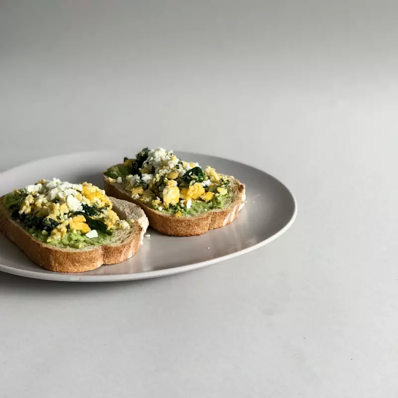 AVOCADO TOAST HUEVO REVUELTO,VEGETA