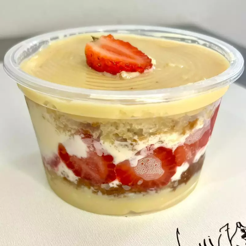 BOLO DE POTE- NINHO COM MORANGOS