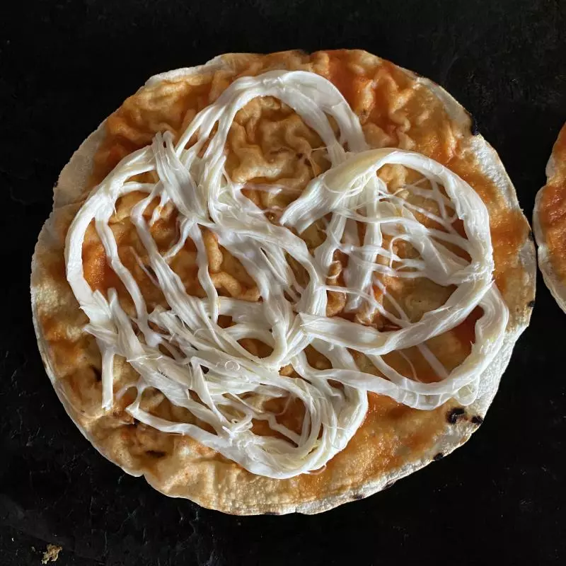 Embarrada de quesillo.