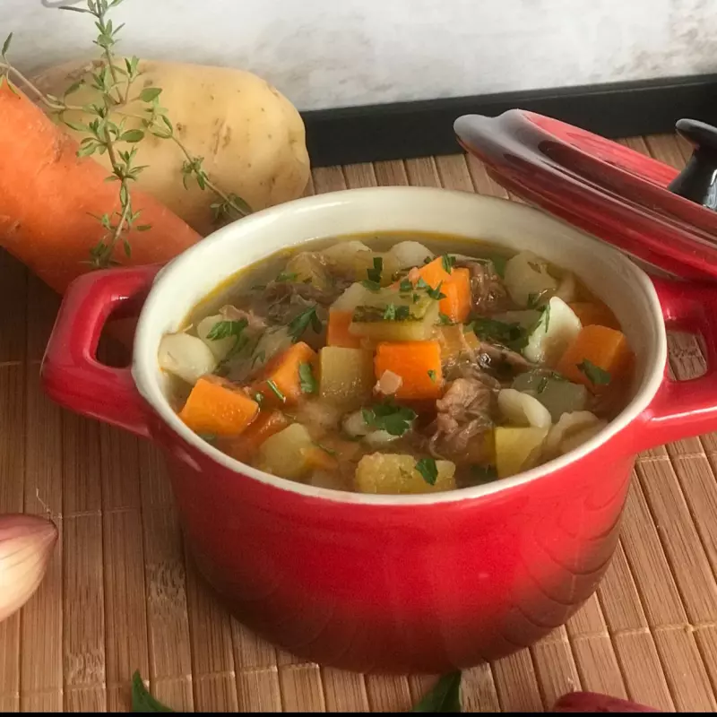 Carne com legumes e macarrão