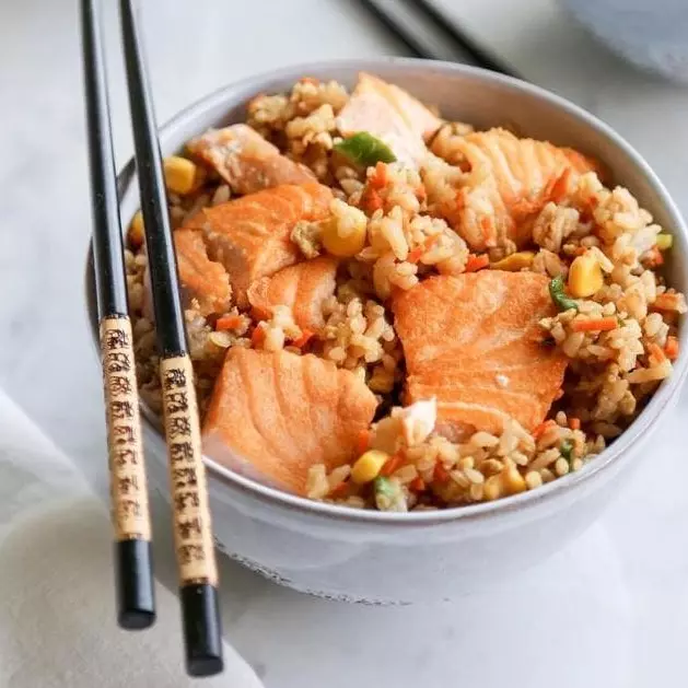 YAKIMESHI DE SALMÓN