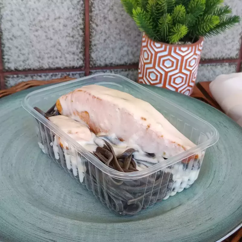 Salmão com macarrão negro