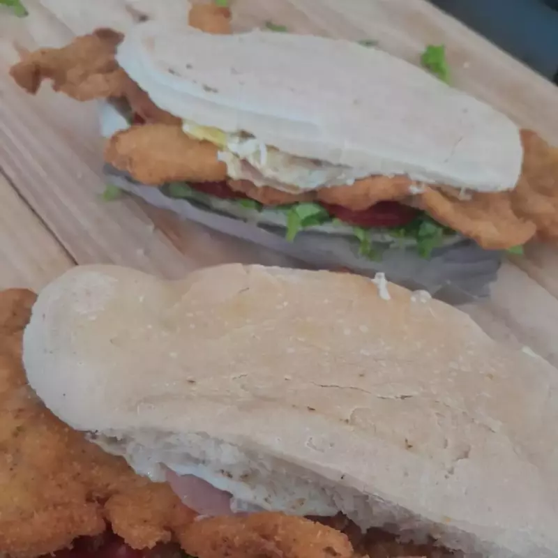 Sándwich milanesa de pollo