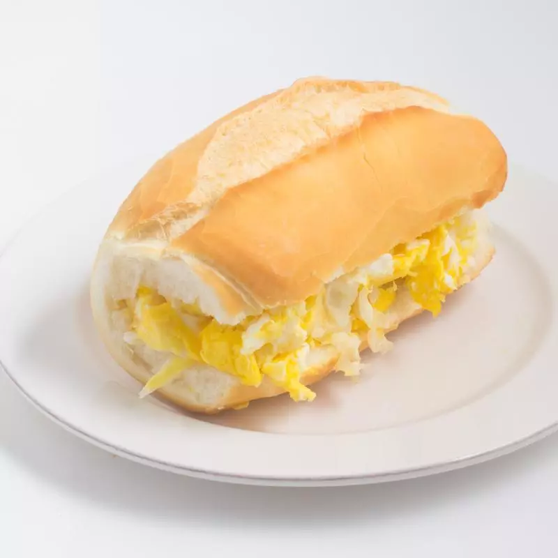 PÃO COM OVOS E BACON