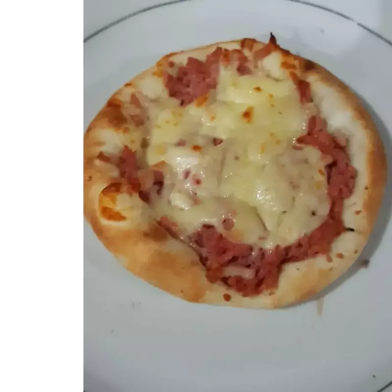 Esfiha de Calabresa com Queijo