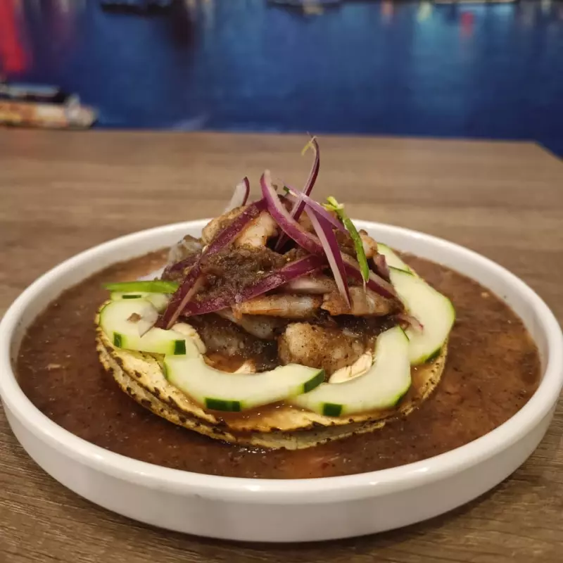 Tostada aguachile salsa negra