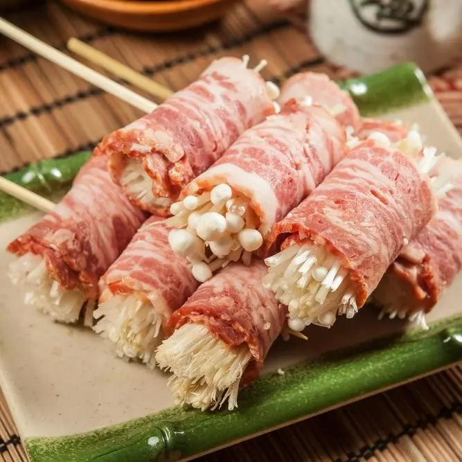 ENOKI ENROLLADO DE BACON 金针菇培根串
