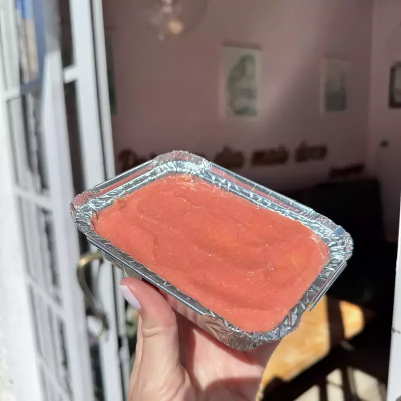 BOLO DE MILHO COM COBERTURA DE GOIAB