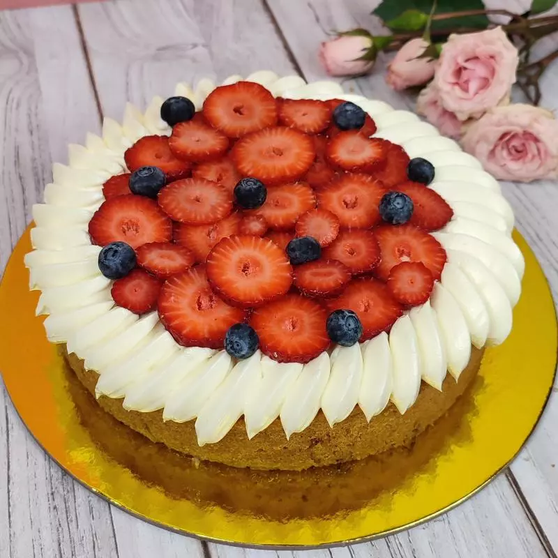 Pastel Keto con Fresas 8"