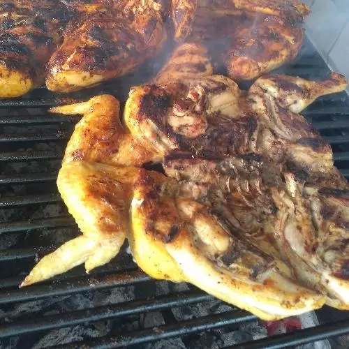 Al mojo de ajo (pollo asado al carbón)