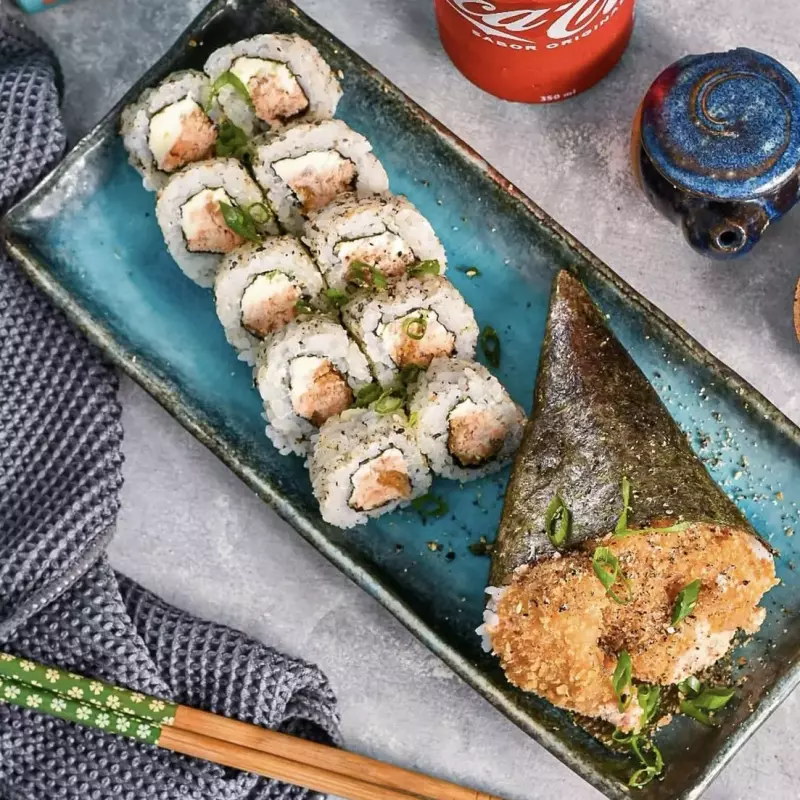 Temaki salmão empanado + 10 uramaki