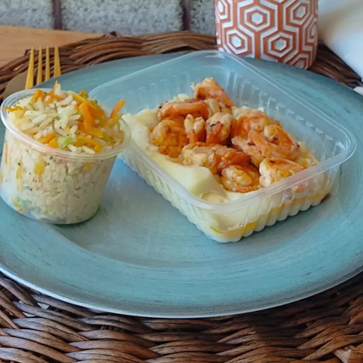 Camarão com purê de batata inglesa