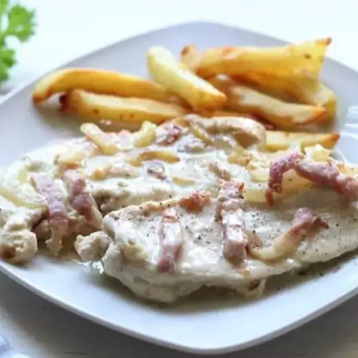 FILETE DE POLLO EN SALSA DE TOCINETA