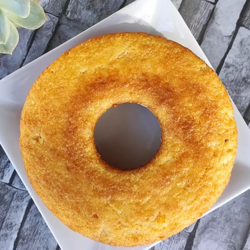 Fatia de bolo de milho com coco